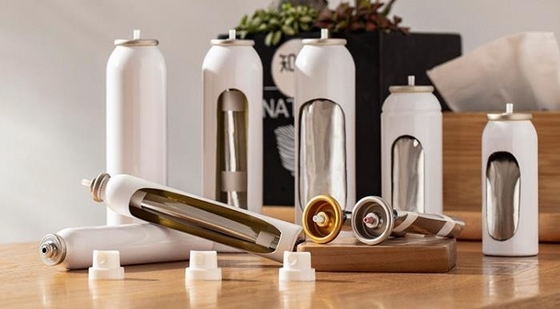 Vrouwelijke aluminiumpak op klep