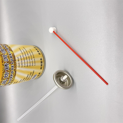 Technische WD-40-smeerklep voor machinebescherming en roestpreventie op precisiebewerkt onderdelen