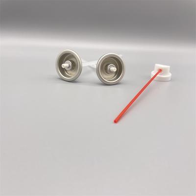 Magnetische WD-40 smeermiddelklep voor hands-free werking en veilige montage van gereedschapskist.
